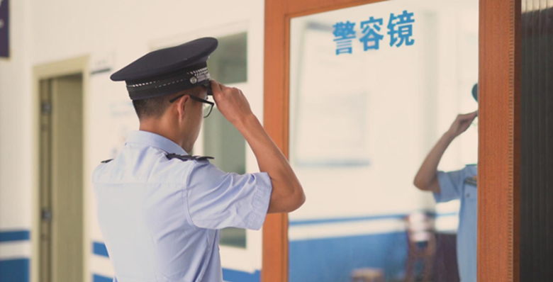 这位民警年纪轻轻，却是禁毒大队的骨干精英
